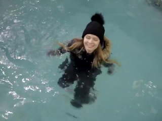 Wetlook meitene ar winter drēbes swims uz the basejns: porno 6e