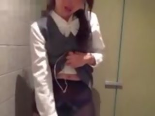 Japans kantoor dame is heimelijk exhibitionist en camera
