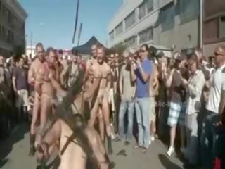 Δημόσιο plaza με γυμνός άνδρες prepared για άγριο coarse violent γκέι ομάδα βρόμικο ταινία