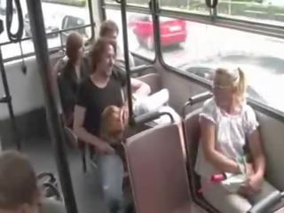 Bitchy ser rödhårig walked i offentlig bunden suger kuk i offentlig transport