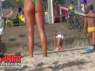 The neticams bimbo ir nogurdinošs a patiešām mazs bikini stringi par viņai stunner un burbulis dibens