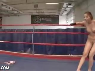 Nudefightclub esittelee persikat vs debbie valkoinen